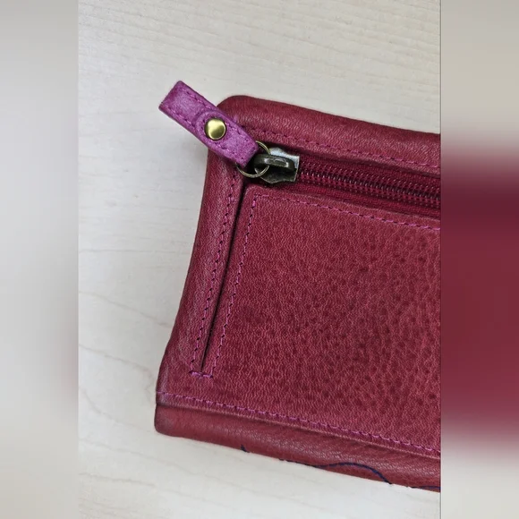 Fossil Rose Appliqué Leather Bi-Fold Wallet in Burgundy Pink - Picture 3 of 12